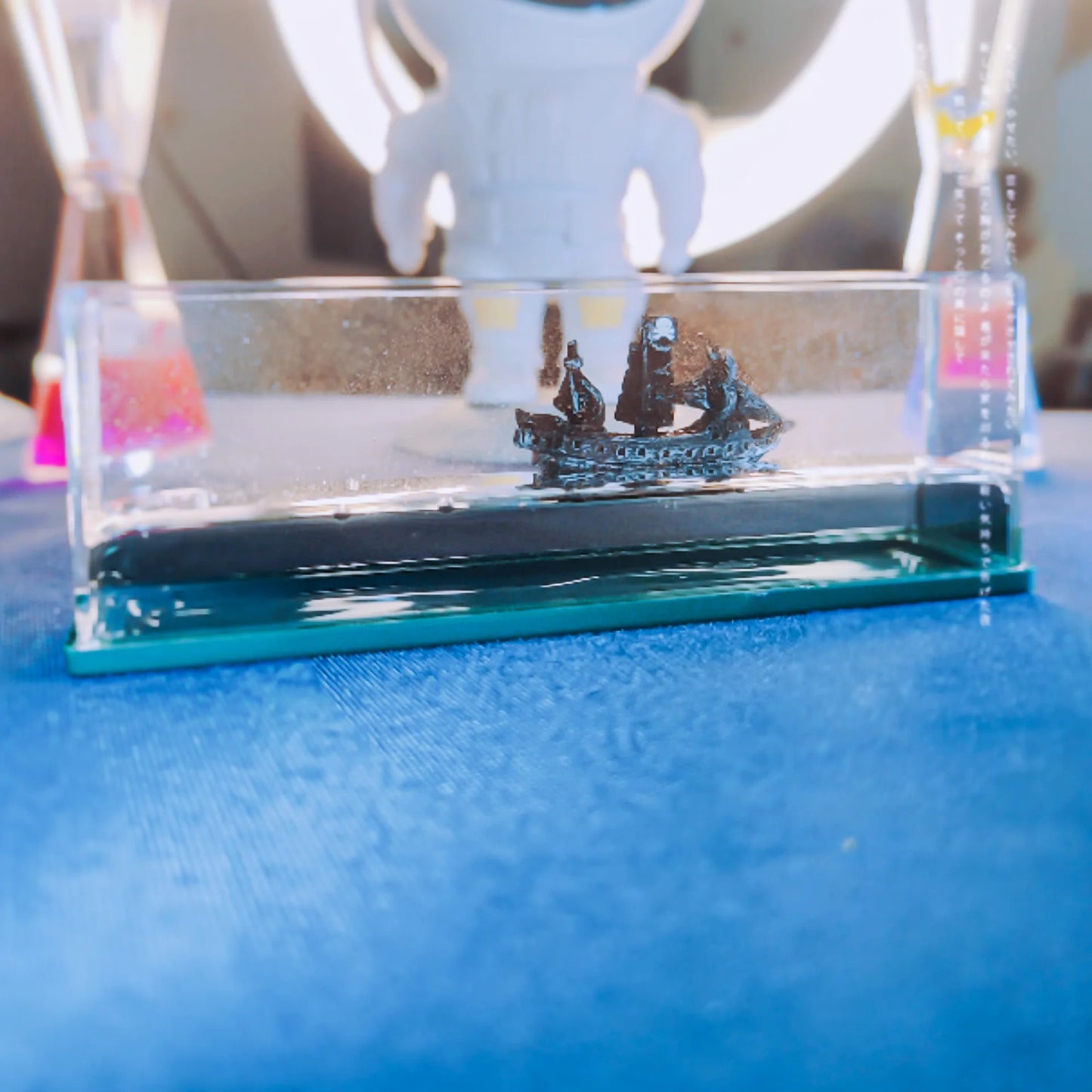 Roomix decorative home aquarium-Set sail into a world of wonder with the Roomix decorative home aquarium – a beautifully crafted piece featuring a timeless ship nestled within.
