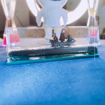 Roomix decorative home aquarium-Set sail into a world of wonder with the Roomix decorative home aquarium – a beautifully crafted piece featuring a timeless ship nestled within.
